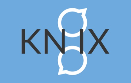 Links sieht man das Logo von Knix Talks mit zwei weißen Sprechblasen auf hellblauem Hintergrund, davor in schwarz das Wort Knix, in hellgrün das Wort Talks. Rechts daneben steht
