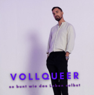 Antonio Sosic steht vor hellem Hintergrund mit Hände in den Hosentaschen, davor schwebt der Titel