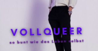 Antonio Sosic steht vor hellem Hintergrund mit Hände in den Hosentaschen, davor schwebt der Titel 
