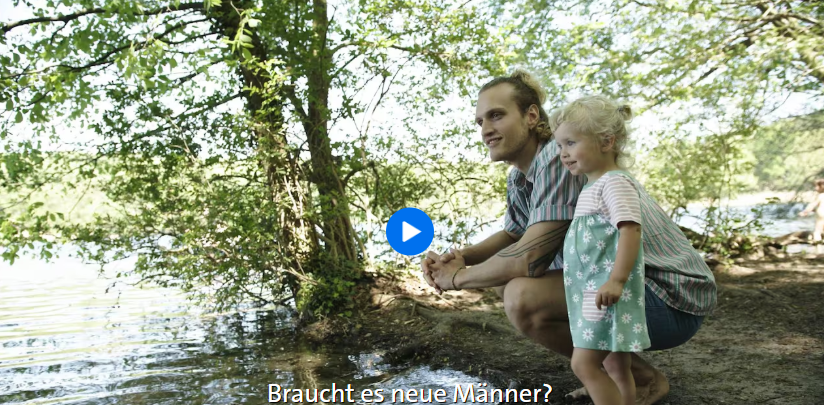 Rechts ist eine als männlich gelesene Person mit einem Kind, die in der Natur stehen.