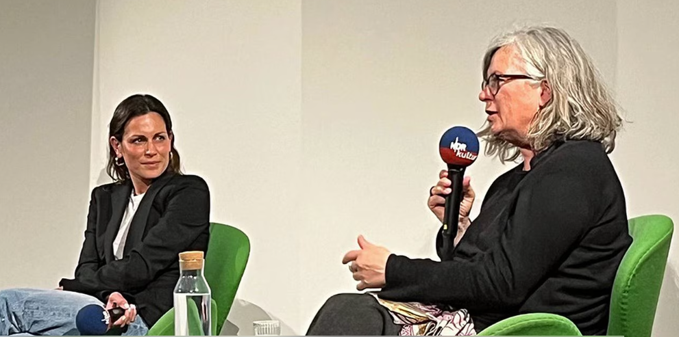 Abgebildet sind Christina Clemm und Shila Behjat bei dem Event, an dem das Gespräch aufgezeichnet wurde.