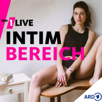 Journalistin Catrin Altzschner sitzt mit Top und kurzer Hose auf einer Bank. Davor steht in schwarz