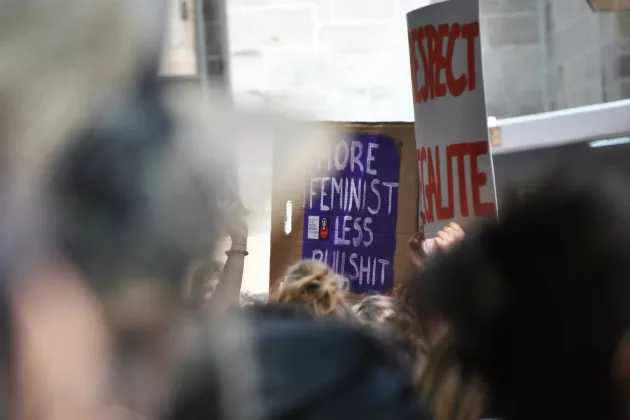 Verschwommene Ansicht durch Köpfe und Plakate auf einer Demonstration