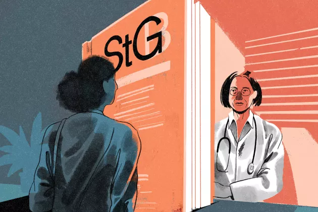 Vorne Links ist eine Person mit dunklen Haaren, die zu einem Zopf zusammen gebunden sind, von hinten zu sehen, mit Blick auf ein riesiges Buch mit der Aufschrift STG. Dahinter sitzt ein*e Ärzt*in mit Stethoskop um den Hals. 