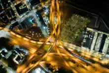 Vogelperspektive aus der Luft auf eine Straßenkreuzung bei Nacht