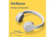 Auf gelbem Hintergrund liegen weiße Kopfhörer. In der linken Ecke steht der Titel des Podcasts und unten links befindet sich das Logo der Organisation. 