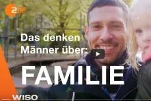 Eine männlich gelesene Person lächelt in die Kamera und hält ein blondes Kind auf dem Arm. Neben ihm sieht man den Titel "Das denken Männer über: Familie"