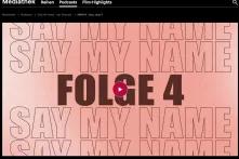 Im Hintergrund steht vier Mal der Podcast Titel in großen Blockbuchstaben "SAY MY NAME". Mittig ist in einer dunklen Farbe "FOLGE 4" gesetzt..