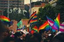 Das Bild zeigt eine Demonstration mit vielen verschiedenen LGBTQ*-Flaggen.