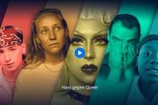 In bunten Farbabschnitten werden fünf verschiedene Personen, die Protagonist*innen der Dokumentation gezeigt. In der Mitte steht die Überschrift "Hass gegen Queer".