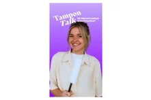 Franka Frei steht vor einem lilanen Hintergrund. Über ihrem Kopf steht "Tampon Talk - Ist Menstruation etwas Privates?"