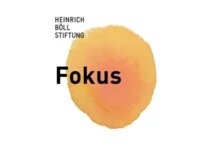 Ein orangener Kleks, mit der Aufschrift Fokus - oben links steht Heinrich Böll Stiftung.