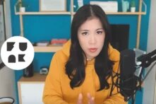 Mai sitzt neben ihrem Mikrofon und links von ihr ist das FUNK Logo dargestellt.