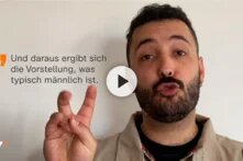 Links steht das Zitat "Und daraus ergibt sich die Vorstellung, was typisch männlich ist." vor beigen Hintergrund. Rechts sieht man Fikri Anıl Altıntaş, mit einer Hand gestikulierend Gänsefüßchen machen. 