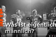 Im Hintergrund sind vier als männlich gelesene Menschen in American Football-Ausrüstung. Im Vordergrund steht links arte und mittig im Bild die Frage Was ist eigentlich männlich?