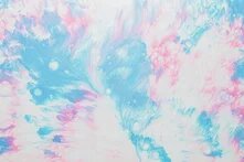 Pink, weiss und blaue Farbwirbel, die sich miteinander vermischen