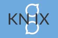 In schwarz steht "Knix", vor zwei weißen Sprechblasen vor hellblauem Hintergrund