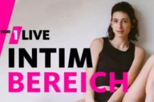 Journalistin Catrin Altzschner sitzt mit Top und kurzer Hose auf einer Bank. Davor steht in schwarz "Intim" und pink "Bereich". Oben links das 1Live Logo des WDR.