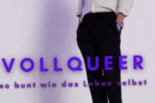 Antonio Sosic steht vor hellem Hintergrund mit Hände in den Hosentaschen, davor schwebt der Titel "Vollqueer". 