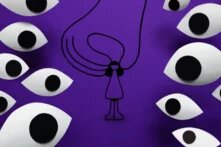 Illustration: viele Augen blicken eine weiblich gelesene Strichfigur an die von einer übergrossen Hand festgehalten wird.