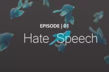 Kleine blaue Vögelchen, die vielleicht aus Glas sind und klein und zerbrechlich wirken, schweben vor grauem Grund. Darauf steht in weisser Schrift: "Episode 01 Hate Speech" 