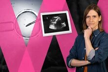 Eine Person in einem blauen Hemd steht nachdenklich vor einem Hintergrund mit pinkfarbenen geometrischen Formen. Links im Bild sind eine Petrischale mit einer Nadel und ein Ultraschallbild zu sehen – Symbole für reproduktive Medizin und Kinderwunsch.