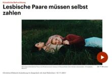 Screenshot der Website mit Foto: Zwei als Frauen gelesene Personen liegen entspannt im Gras. Eine trägt ein rotes Oberteil und ein pinkes Kopftuch, die andere ein helles Oberteil. Thema: Lesbische Paare und Kinderwunsch.