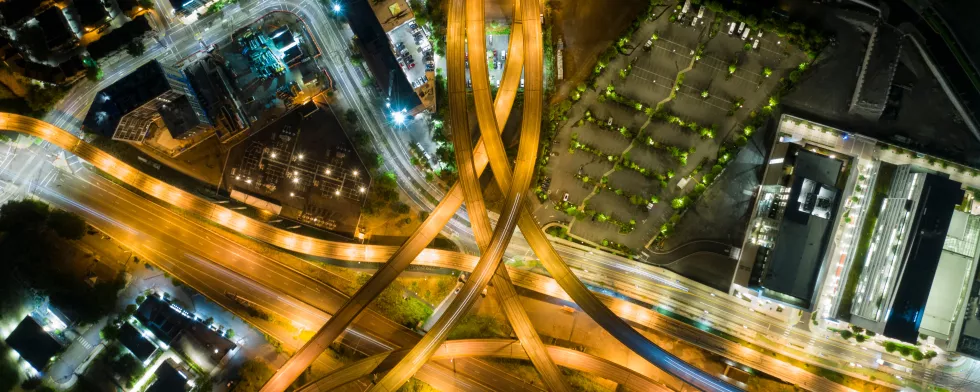 Vogelperspektive auf eine Straßenkreuzung bei Nacht