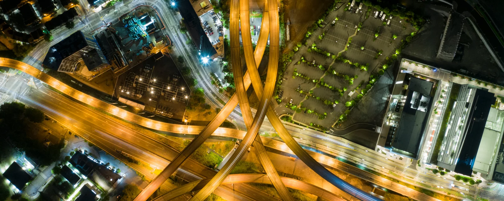 Vogelperspektive aus der Luft auf eine Straßenkreuzung bei Nacht