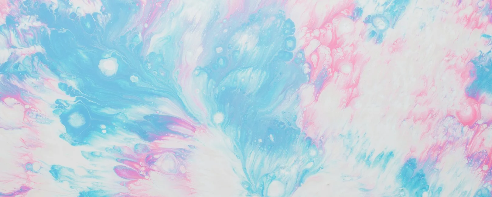 Pink, weiss und blaue Farbwirbel, die sich miteinander vermischen