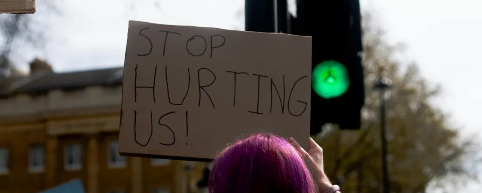 Ein Protestschild mit Aufschrift 