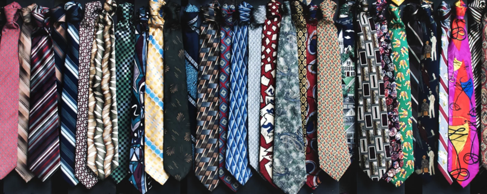 Verschiedene bunte Krawatten eng aneinandergereiht