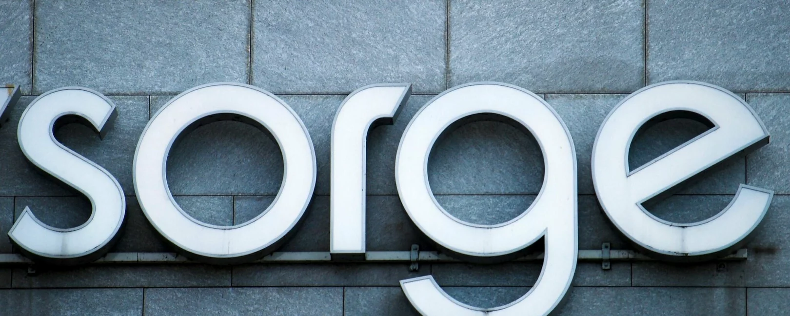 Außenreklame mit der Aufschrift 