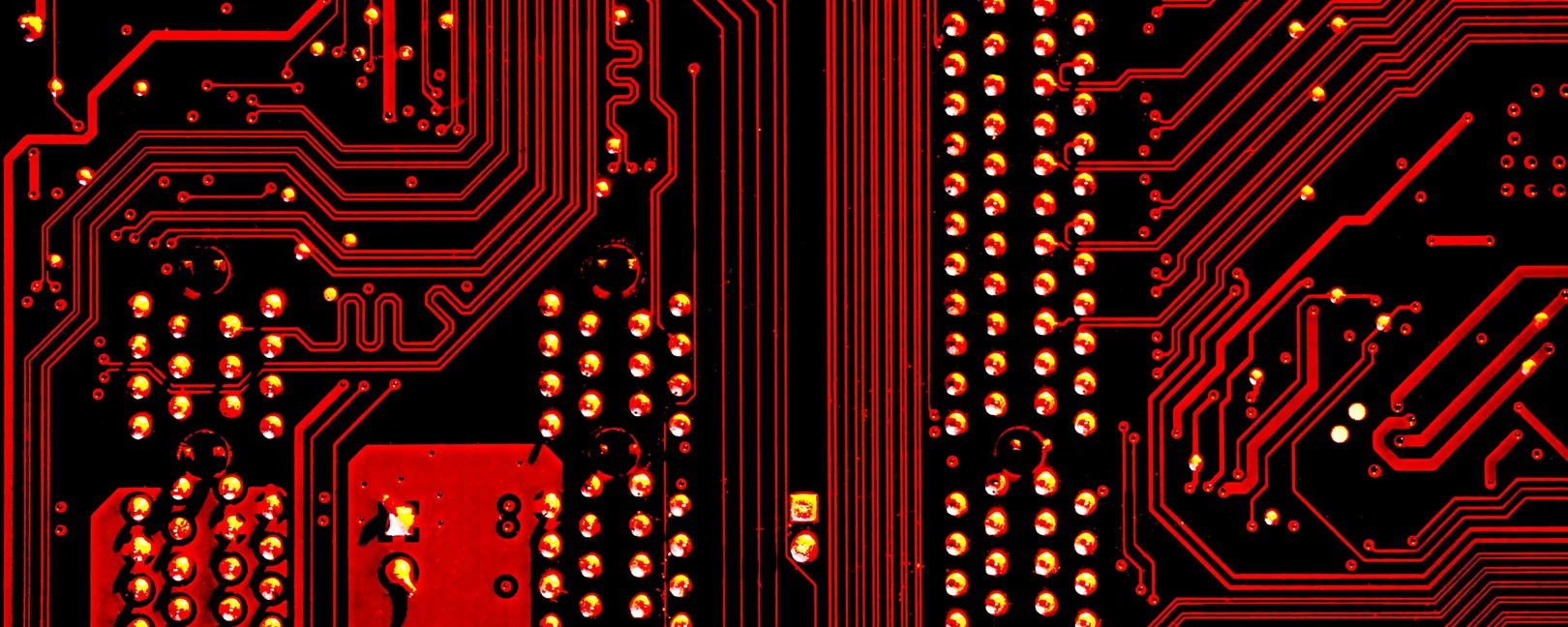 Motherboard mit umgekehrten Details in rot und schwarz.