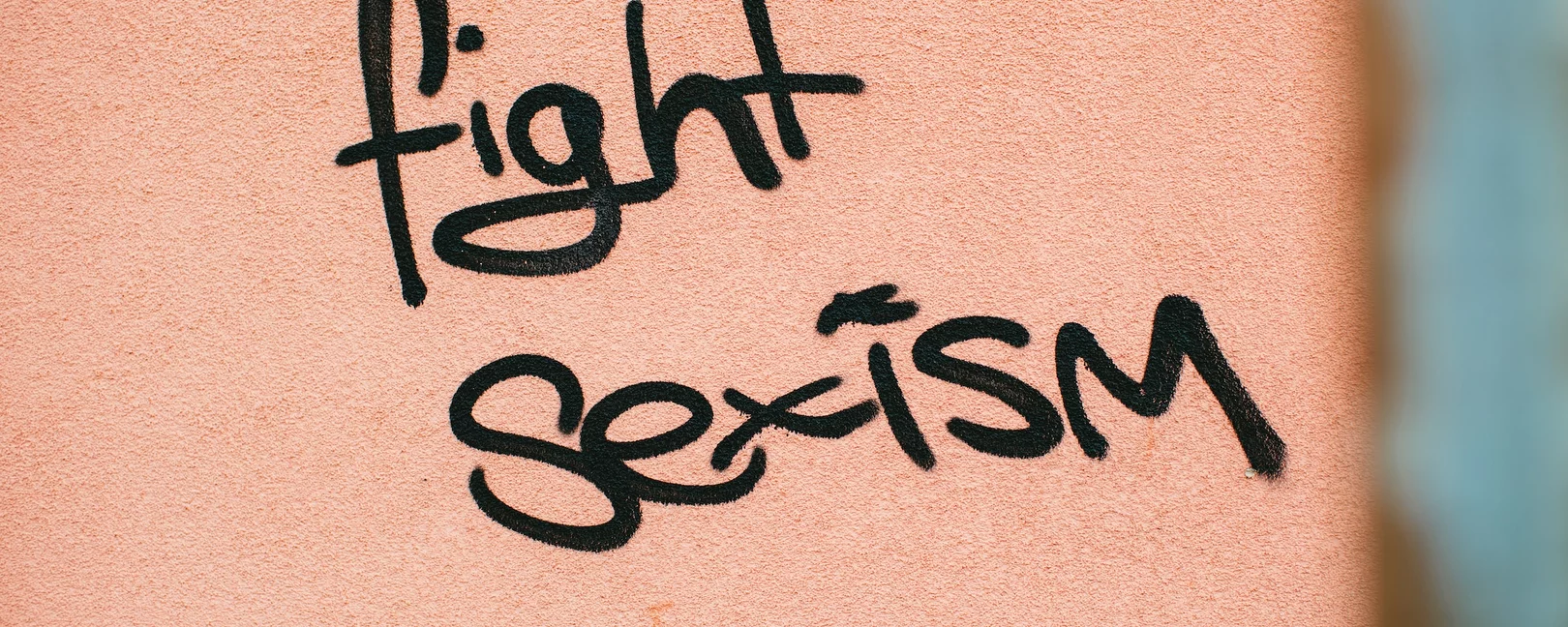 Eine lachsfarbene Wand auf der das Graffiti 